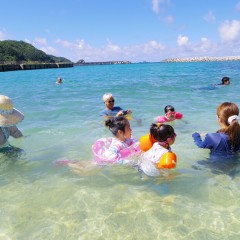 ペンションから徒歩3分の入江で海遊び