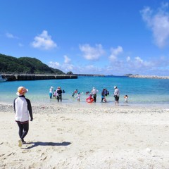 子どももお母さんも、青い海へまっしぐら