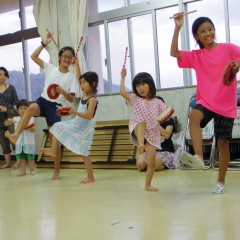 島の子の協力でエイサー練習中